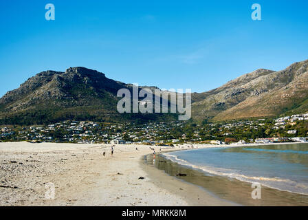 Hout Bay (en afrikaans : Houtbaai, signifiant 'la baie Wood') est une ville près de Cape Town, Afrique du Sud située dans une vallée, sur la côte atlantique du Cap Pe Banque D'Images