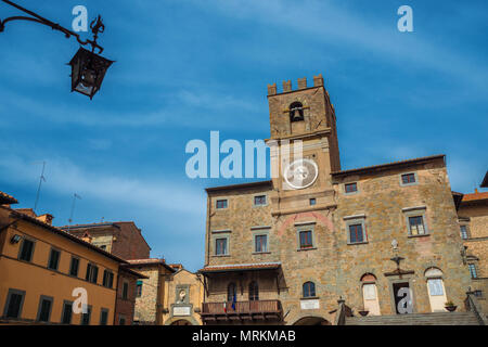 Le Palais Communal avec tour de la renaissance et de l'horloge vieille lampe à Cortona, une ancienne ville médiévale en Toscane Banque D'Images