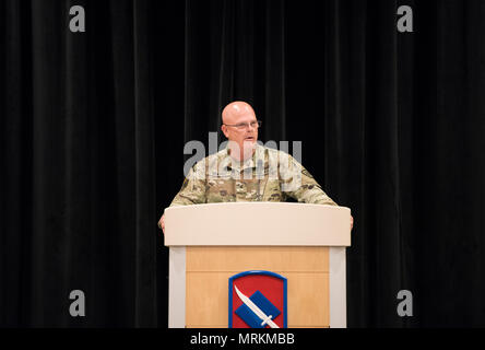 Centre d'entraînement aux MANŒUVRES DE ROBINSON, N. Little Rock, Ark. :- Brig. Le général Kirk Van Pelt parle de 21 membres de la Garde nationale de l'Arkansas d'infanterie de la 39e Brigade Combat Team, les membres de leur famille et d'autres soldats qui ont participé à une cérémonie à coup d'entraînement aux Manœuvres Robinson Centre à North Little Rock sur ‎Thursday, 22 juin 2107. Les soldats se lancent dans un déploiement d'une durée d'un an à l'appui de la mission de maintien de la paix de l'OTAN au Kosovo et seront affectés dans les villes des Balkans de Pristina et Sarajevo. (U.S. La Garde nationale de l'Armée Photo par Civ. Zac Lehr) Banque D'Images