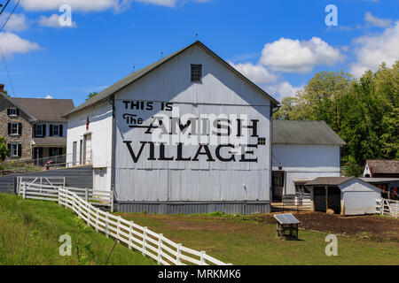 Strasburg, PA, USA - Le 23 mai 2018 : une grange blanche au village Amish dans le comté de Lancaster, une attraction touristique populaire. Banque D'Images