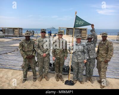 (De gauche à droite) Jeanclimaque SPC Augustin, le sergent Christopher Holman, Kayla PFC Jacobs, LE SGT Valerie Wiley, SPC Sierra Williams, et le sergent William Williams compose la 249e équipe CSC SPEOI Rodeo de la 82e BDE de soutien à Fort Bragg, N.C. Banque D'Images