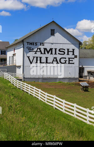 Strasburg, PA, USA - Le 23 mai 2018 : une grange blanche au village Amish dans le comté de Lancaster, une attraction touristique populaire. Banque D'Images