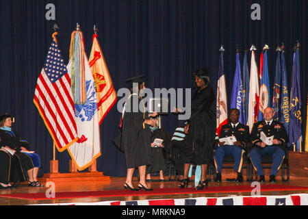 Le s.. Shenea Andrews, l'aumônier militaires sous-officier responsable de la 101st Airborne Division (Air Assault), Brigade de soutien 101e Abn. Div., promenades à travers la scène de théâtre Wilson, le 9 juin 2017, pour recevoir son baccalauréat au cours de la cérémonie de remise des diplômes conjoints sur Fort Campbell, Kentucky. Andrews, un natif de Tampa, en Floride, a commencé sa quête pour obtenir son baccalauréat près il y a 9 ans lors d'un déploiement à l'Iraq. (U.S. Photo de l'armée par le Sgt. Neysa Canfield/101e SBDE Affaires publiques) Banque D'Images