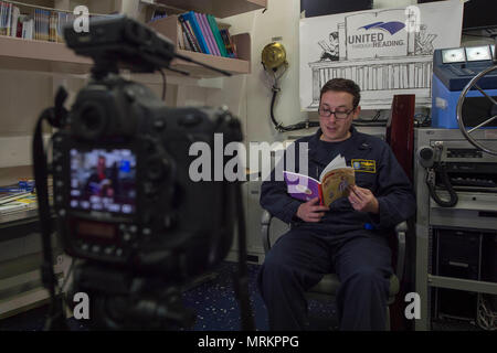 170611-N-AX638-0012 de l'OCÉAN PACIFIQUE (11 juin 2017) Le lieutenant J.G. Mark Witherspoon, de Portland, Ore., participe à l'Organisation par programme de lecture à bord de la classe Arleigh Burke destroyer lance-missiles USS Howard (DDG 83). Howard est en cours dans le cadre du Groupe aéronaval Nimitz en fonction d'un programme de déploiement de l'ouest du Pacifique et l'Océan Indien. (U.S. Photo par marine Spécialiste de la communication de masse 2e classe Tyler Preston/libérés) Banque D'Images