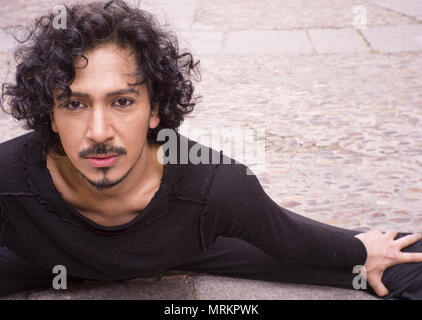 Portrait de l'homme à barbe et cheveux noirs frisés Banque D'Images