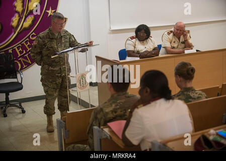 Les Américains et gabonais participent à la cérémonie de clôture de l'exercice d'entraînement de préparation médicale 17-4 à l'Hôpital d'instruction des Armees à Libreville au Gabon, le 23 juin. MEDRETE 17-4 comprend des participants de l'armée américaine, le gouvernement gabonais d'Afrique, et le 14e Hôpital de soutien au combat à Fort Benning, Géorgie Il est le quatrième d'une série d'exercices de préparation médicale qu'USARAF est prévue pour faciliter dans divers pays d'Afrique. L'exercice mutuellement avantageux offre des possibilités pour les militaires en partenariat afin de partager les meilleures pratiques et d'améliorer le processus de traitement médical Banque D'Images