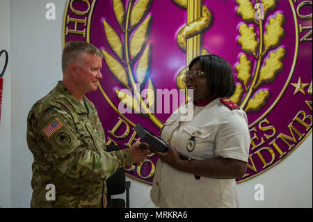 Les Américains et gabonais participent à la cérémonie de clôture de l'exercice d'entraînement de préparation médicale 17-4 à l'Hôpital d'instruction des Armees à Libreville au Gabon, le 23 juin. MEDRETE 17-4 comprend des participants de l'armée américaine, le gouvernement gabonais d'Afrique, et le 14e Hôpital de soutien au combat à Fort Benning, Géorgie Il est le quatrième d'une série d'exercices de préparation médicale qu'USARAF est prévue pour faciliter dans divers pays d'Afrique. L'exercice mutuellement avantageux offre des possibilités pour les militaires en partenariat afin de partager les meilleures pratiques et d'améliorer le processus de traitement médical Banque D'Images