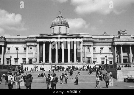 Londres, Royaume-Uni, 2018.( Image prises sur film Ilford FP4 et numérisées à convertir au numérique) et la National Gallery Trafalgar Square Banque D'Images