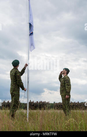 Les soldats lituaniens, affecté à la Brigade du Loup de fer, abaisser le Loup de fer 2017 drapeau lors de la cérémonie de clôture de fer à repasser Wolf 2017 Grève 2017 Sabre pendant près de Rukla, la Lituanie, le 22 juin 2017. Grève 17 Sabre de l'armée américaine est une force multinationale de l'Europe exercer des forces combinées menée chaque année pour renforcer l'Alliance de l'OTAN dans la région de la Baltique et de la Pologne. L'exercice de cette année comprend et intégré de formation axés sur la dissuasion synchronisé conçu pour améliorer l'interopérabilité et à l'état de préparation des forces militaires des Nations Unies participantes 20. (U.S. Photo de l'armée par le sergent. Brian Kohl) Banque D'Images