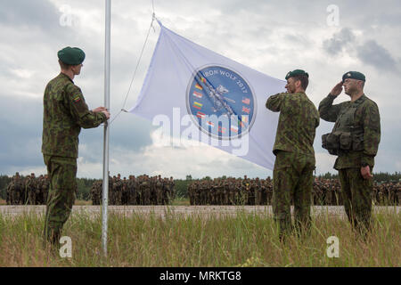 Les soldats lituaniens, affecté à la Brigade du Loup de fer, abaisser le Loup de fer 2017 drapeau lors de la cérémonie de clôture de fer à repasser Wolf 2017 Grève 2017 Sabre pendant près de Rukla, la Lituanie, le 22 juin 2017. Grève 17 Sabre de l'armée américaine est une force multinationale de l'Europe exercer des forces combinées menée chaque année pour renforcer l'Alliance de l'OTAN dans la région de la Baltique et de la Pologne. L'exercice de cette année comprend et intégré de formation axés sur la dissuasion synchronisé conçu pour améliorer l'interopérabilité et à l'état de préparation des forces militaires des Nations Unies participantes 20. (U.S. Photo de l'armée par le sergent. Brian Kohl) Banque D'Images