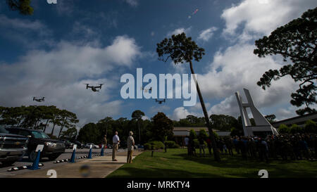 Quatre CV-22 Osprey avion à rotors basculants à partir de la 8e Escadron d'opérations spéciales survoler pendant l'opération Eagle Claw cérémonie commémorative à Hurlburt Field, en Floride, le 23 juin 2017. L'opération Eagle Claw est une tentative de mission de sauvetage le 24 avril 1980, dans l'Iran de libérer plus de 50 otages américains capturés après un groupe de radicaux a repris l'ambassade américaine à Téhéran, le 4 novembre 1979. (U.S. Air Force photo par un membre de la 1re classe Joseph Pick) Banque D'Images