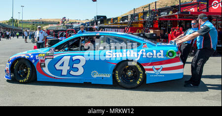 Le no 43 Richard Petty Motorsports Chevrolet passe par l'inspection d'avant-course avant le Toyota/Save Mart 350 première pratique à Sonoma Raceway, Californie, le 23 juin 2017. L'United States Air Force est l'un des commanditaires de la n°43 et est à sa 17e saison en NASCAR et neuvième avec Richard Petty Motorsports. (U.S. Air Force photo par Louis Briscese) Banque D'Images