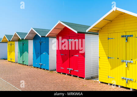 Une rangée de cabines de plage en bois coloré sur la plage à Eastbourne, East Sussex, UK Banque D'Images