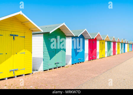 Une rangée de cabines de plage en bois coloré sur la plage à Eastbourne, East Sussex, UK Banque D'Images