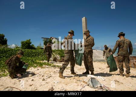 L'ÎLE Betio, Tarawa, Kiribati ATOLL- Marines et les marins à la Task Force 17 Koa Moana ramassent les déchets lors d'un nettoyage de plage, 16 juin 2017, sur l'Île Betio, Tarawa, Kiribati Atoll. Le nettoyage a eu lieu pendant une semaine de formation où les Marines et les marins formés et partagé des idées avec l'Unité maritime de la Police de Kiribati à élaborer une approche plus capables et expérimentés, force de police. (U.S. Marine Corps photo par le Sgt. Douglas D. Simons) Banque D'Images