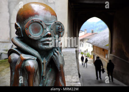 La statue de Hans Rudolf Giger naissance Bébé Machine à l'extérieur Musée HR Giger, Gruyères, Suisse, Europe Banque D'Images