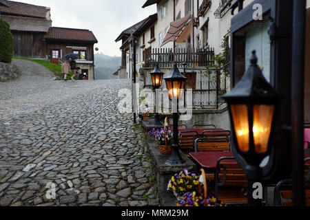 Le long du côté des lampes rue pavée, Gruyères, Suisse, Europe Banque D'Images