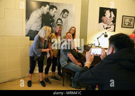 Les visiteurs ayant photo prise dans la ville historique de Sun Studio avec la photo de Million Dollar Quartet dans l'arrière-plan.Memphis.TN.USA Banque D'Images