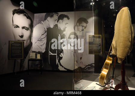 Elvis Presley's costume de scène et de guitare afficher en face de Million Dollar Quartet photo dans Elvis,Carrière Artiste Museum de Graceland.Memphis .USA Banque D'Images