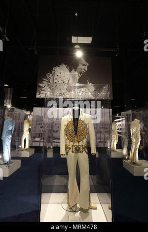 Elvis Presley's stunning jumpsuits, et d'autres vêtements, souvenirs s'affichent dans la carrière d'Elvis, artiste, Musée à Graceland. Memphis TN.USA Banque D'Images