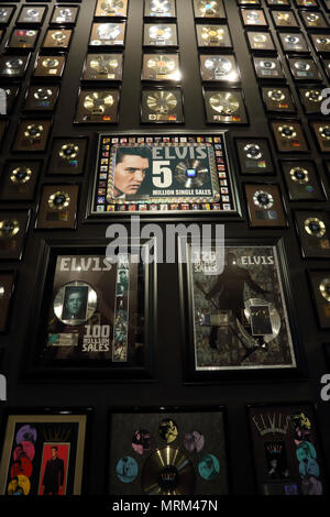 Collection de disques or et platine affichage à l'artiste Elvis Graceland en musée carrière la maison d'Elvis Presley.Memphis.Montana.USA Banque D'Images