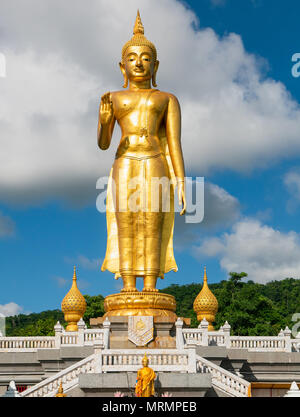 Bouddha Debout doré au sommet à Hat Yai parc municipal à Hat Yai, Songkhla Province dans le sud de la Thaïlande. Banque D'Images