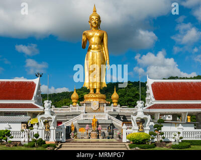 Bouddha Debout doré au sommet à Hat Yai parc municipal à Hat Yai, Songkhla Province dans le sud de la Thaïlande. Banque D'Images