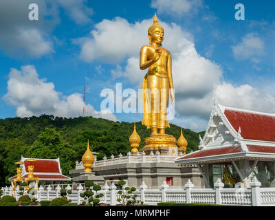 Bouddha Debout doré au sommet à Hat Yai parc municipal à Hat Yai, Songkhla Province dans le sud de la Thaïlande. Banque D'Images