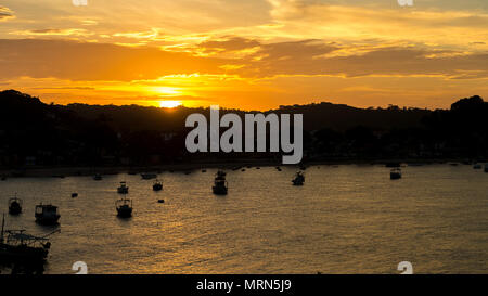 Vue sur le village de Itacare Bahia au coucher du soleil. Banque D'Images