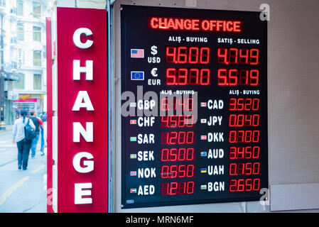 Lire turque des taux de change s'affiche sur une carte d'affichage LED numérique à Istanbul, Turquie, Banque D'Images