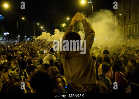 Madrid, Espagne. 27 mai, 2018. Real Madrid fans célébrer dans Cibeles après leur équipe a remporté la 13e Coupe de l'UEFA Champions League dans le dernier match entre Liverpool et le Real Madrid à Kiev. À Madrid, Espagne. Credit : Marcos del Mazo/Alamy Live News Banque D'Images