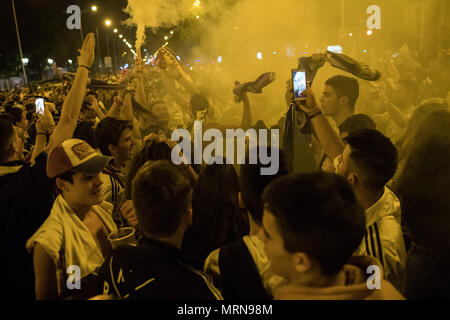 Madrid, Espagne. 27 mai, 2018. Real Madrid fans célébrer dans Cibeles après leur équipe a remporté la 13e Coupe de l'UEFA Champions League dans le dernier match entre Liverpool et le Real Madrid à Kiev. À Madrid, Espagne. Credit : Marcos del Mazo/Alamy Live News Banque D'Images