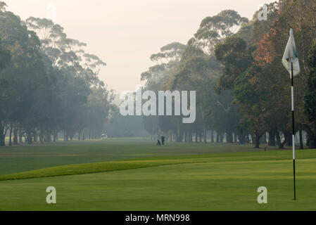 Sydney, Australie, le 26 mai 2018, par beau temps, d'exercer les golfeurs. Ce week-end, de nombreuses parties de Sydney sont enveloppées de fumée provenant de la combustion de réduction des risques mais qui n'ont pas arrêter ces golfeurs à un cours en Amérique du Turramurra de profiter d'un cycle de négociations. Réduction des risques de brûlures sont menées par les pompiers tout au long de l'hiver afin de réduire les risques ou les feux à haute intensité en été. Contributeur : Stephen Dwyer / Alamy Stock Photo Banque D'Images