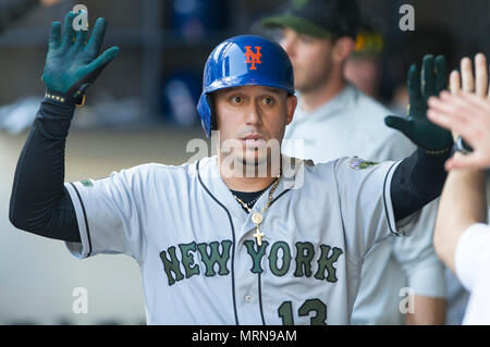 Milwaukee, WI, USA. 26 mai, 2018. New York Mets shortstop Asdrubal Cabrera # 13 est félicité après avoir marqué au cours de la partie de baseball de ligue majeure entre les Milwaukee Brewers et les Mets de New York au Miller Park de Milwaukee, WI. John Fisher/CSM/Alamy Live News Banque D'Images