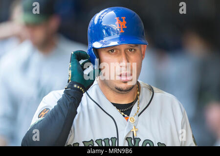 Milwaukee, WI, USA. 26 mai, 2018. New York Mets shortstop Asdrubal Cabrera # 13 est félicité après avoir marqué au cours de la partie de baseball de ligue majeure entre les Milwaukee Brewers et les Mets de New York au Miller Park de Milwaukee, WI. John Fisher/CSM/Alamy Live News Banque D'Images