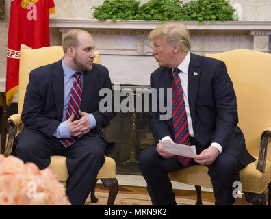 Washington, District de Columbia, Etats-Unis. 26 mai, 2018. Le Président des Etats-Unis, Donald J. Trump parle avec Joshua Holt après son retour à l'aux États-Unis à la Maison Blanche à Washington, DC, 26 mai 2018. Holt, a été libéré de prison au Venezuela à la suite des efforts déployés par le diplomate et administrations Obama Trump. Crédit : Chris Kleponis/CNP Crédit : Chris Kleponis/CNP/ZUMA/Alamy Fil Live News Banque D'Images