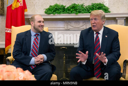 Le Président des Etats-Unis, Donald J. Trump célèbre le retour de Joshua Holt aux États-Unis à la Maison Blanche à Washington, DC, 26 mai 2018. Holt, a été libéré de prison au Venezuela à la suite des efforts déployés par le diplomate et administrations Obama Trump. Crédit : Chris Kleponis/CNP | conditions dans le monde entier Banque D'Images