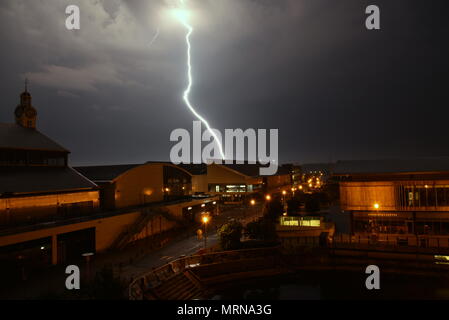 Chatham, Kent, UK, 27 mai 2018 vacances de banque tempête frappe le sud-est de l'Angleterre avec de multiples éclairs Crédit : Stuart bingham/Alamy Live News Banque D'Images