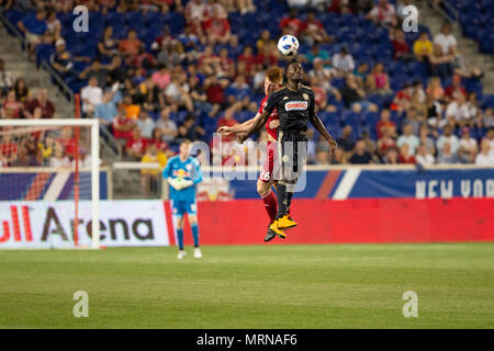 Harrison, NJ - 26 mai 2018 : CJ Sapong (17) de l'Union de Philadelphie & Tim Parker (26) des Red Bulls lutte pour balle pendant les match à MLS Red Bull Arena Jeu terminé en tirer 0 - 0 Crédit : lev radin/Alamy Live News Banque D'Images