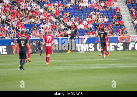 Harrison, NJ - 26 mai 2018 : CJ Sapong (17) de l'Union de Philadelphie & Tim Parker (26) des Red Bulls lutte pour balle pendant les match à MLS Red Bull Arena Jeu terminé en tirer 0 - 0 Crédit : lev radin/Alamy Live News Banque D'Images