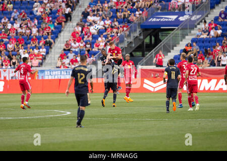 Harrison, NJ - 26 mai 2018 : CJ Sapong (17) de l'Union de Philadelphie & Tim Parker (26) des Red Bulls lutte pour balle pendant les match à MLS Red Bull Arena Jeu terminé en tirer 0 - 0 Crédit : lev radin/Alamy Live News Banque D'Images