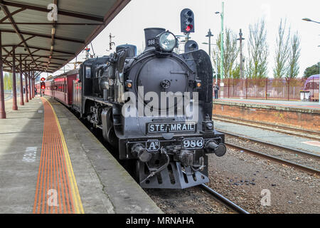 Ballarat, Victoria, Australie 27 mai 2018 - UN Weekend-The Patrimoine Ballarat2 986 Class Locomotive à vapeur a été la présentation et de l'exploitation dans le temps avec un 45 minutes de vapeur par les faubourgs de Ballarat à bord du lambris de bois.Les voitures A2 986 est une locomotive à vapeur jusqu'à 127 ans, ou diesel patrimoine datant des années 1950, le Crédit : brett keating/Alamy Live News Banque D'Images