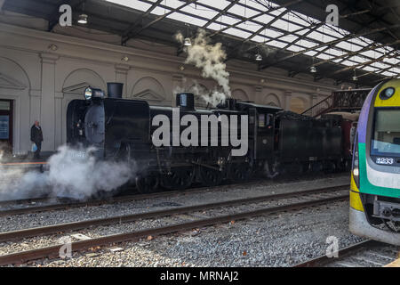 Ballarat, Victoria, Australie 27 mai 2018 - UN Weekend-The Patrimoine Ballarat2 986 Class Locomotive à vapeur a été la présentation et de l'exploitation dans le temps avec un 45 minutes de vapeur par les faubourgs de Ballarat à bord du lambris de bois.Les voitures A2 986 est une locomotive à vapeur jusqu'à 127 ans, ou diesel patrimoine datant des années 1950, le Crédit : brett keating/Alamy Live News Banque D'Images