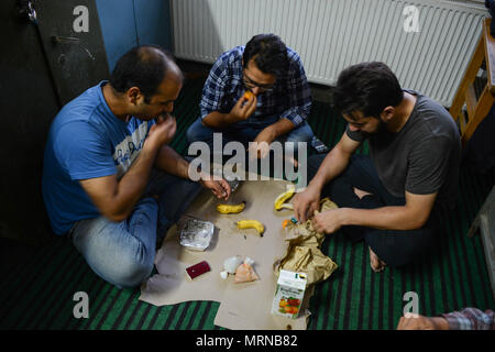 Les médecins musulmans du Cachemire casse leur rapidité à l'intérieur de l'hôpital sur le 10e jour de Ramadan à Srinagar, la capitale d'été du Cachemire indien, Indien. Le Ramadan est le neuvième mois du calendrier musulman selon islamique, pendant lequel les musulmans croient que le Coran a été donné à l'envoyé de Dieu, le Prophète Muhammad. Au cours de ce mois, les musulmans du monde entier rapidement dans la journée. Tous les types d'aliments et boissons sont interdits de l'aube au crépuscule, ou le jour. En plus de passer plus de temps en prière, don de l'aumône est obligatoire. Banque D'Images