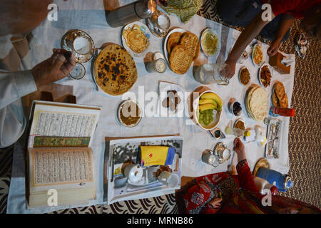 Les musulmans du Cachemire casse leur rapide sur le 10e jour de Ramadan à Srinagar, la capitale d'été du Cachemire indien, Indien. Le Ramadan est le neuvième mois du calendrier musulman selon islamique, pendant lequel les musulmans croient que le Coran a été donné à l'envoyé de Dieu, le Prophète Muhammad. Au cours de ce mois, les musulmans du monde entier rapidement dans la journée. Tous les types d'aliments et boissons sont interdits de l'aube au crépuscule, ou le jour. En plus de passer plus de temps en prière, don de l'aumône est obligatoire. Banque D'Images