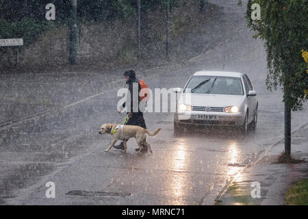 Chippenham, UK, 27 mai 2018. Un piéton est photographié bravant la forte pluie à Chippenham aussi lourds orages font leur chemin à travers le sud de l'Angleterre. Credit : lynchpics/Alamy Live News Banque D'Images
