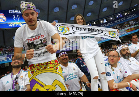 Kiev, Ukraine. 26 mai, 2018. Les supporters du Real Madrid montrer leur appui au cours de la finale de la Ligue des champions de 2018 match contre Liverpool au stade Olimpiyskiy NSC à Kiev, Ukraine. Le Real Madrid a gagné 3-1. Crédit : Oleksandr Prykhodko/Alamy Live News Banque D'Images