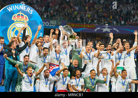 Finale de la Ligue des Champions, football, Kiev, 26 mai 2018 Cérémonie des gagnants Sergio RAMOS, 4 Real Madrid Cristiano Ronaldo, Real Madrid 7 , Luka Modric, Real Madrid Sergio RAMOS, 10 , 4 Real Madrid , Raphael VARANE, Real Madrid 5 , Toni Kroos, Real Madrid 8 , Karim BENZEMA, du Vrai 9 , MARCELO, Real Madrid 12 , CASEMIRO, Real Madrid 14 , de la CITP, Real Madrid 22 Keylor NAVAS, Real Madrid 1 , NACHO, Real Madrid 6 , Gareth Bale, le Real Madrid 11 , Zinedine Zidane, Formateur célébration du Real Madrid 5ème titre avec trophy REAL MADRID - LIVERPOOL FC 3-1 Fussball Ligue des Champions, finale, Kiev, Ukraine, mai Banque D'Images