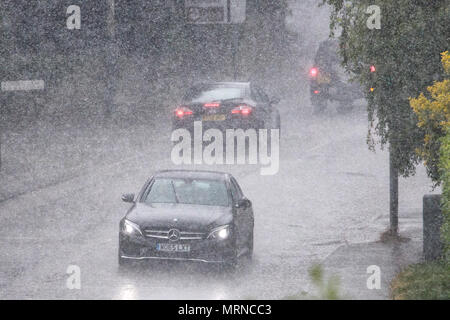 Chippenham, UK, 27 mai 2018. Les conducteurs de voiture sont illustrés bravant la forte pluie à Chippenham aussi lourds orages font leur chemin à travers le sud de l'Angleterre. Credit : lynchpics/Alamy Live News Banque D'Images