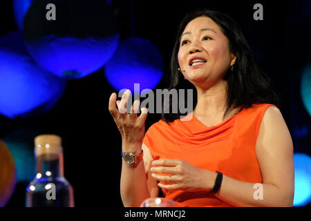 Hay Festival, Hay on Wye, UK - Dimanche 27 Mai 2018 - Linda Yueh économiste et auteur sur la scène du Hay Festival parle de son nouveau livre les grands économistes et comment leurs idées peuvent nous aider aujourd'hui - Photo Steven Mai / Alamy Live News Banque D'Images